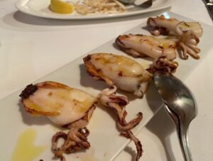 Hola Barcelona! What a lovely night. Palm trees, good Catalan wine, so much beautiful seafood, and the best steak we’ve had in a year!🍷🦐🦞🥩