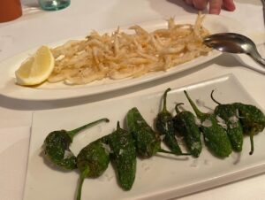 Hola Barcelona! What a lovely night. Palm trees, good Catalan wine, so much beautiful seafood, and the best steak we’ve had in a year!🍷🦐🦞🥩