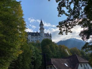 After the hike, it was time to climb alllll the way up to Neuschwanstein. We had a quick lunch and then started up the hill to get there in time for our English tour. (Pre-Covid they’d take groups of 60, but ours was only 6!) I do like Ludwig’s style… ❤️🏔🏰🍂