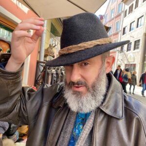 More from Füssen. (You need to help me convince him to go back for that hat!) 🍻🏔