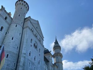 After the hike, it was time to climb alllll the way up to Neuschwanstein. We had a quick lunch and then started up the hill to get there in time for our English tour. (Pre-Covid they’d take groups of 60, but ours was only 6!) I do like Ludwig’s style… ❤️🏔🏰🍂