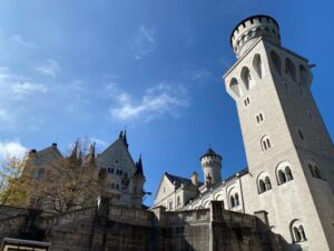 After the hike, it was time to climb alllll the way up to Neuschwanstein. We had a quick lunch and then started up the hill to get there in time for our English tour. (Pre-Covid they’d take groups of 60, but ours was only 6!) I do like Ludwig’s style… ❤️🏔🏰🍂