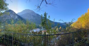 Watching the Sun clear the mountains before our tour of Hohenschwangau castle. 🌄🍂🏰