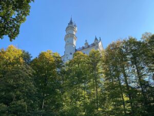 After the hike, it was time to climb alllll the way up to Neuschwanstein. We had a quick lunch and then started up the hill to get there in time for our English tour. (Pre-Covid they’d take groups of 60, but ours was only 6!) I do like Ludwig’s style… ❤️🏔🏰🍂