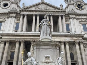 Today started with lunch with @ihuerga and @chocolate0703, then a walk past St. Paul’s and over Millennium Bridge to the Tate Modern for ART. Sadly, no bookings available for tea at the Ritz… 😭