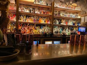“This place has 700+ gins,” Emily Dibber said, “but they do this ridiculous pink one with candy floss.” Well, I had to go there, didn’t I? (You should’ve seen my face when the bartender pulled out a wodge of cotton candy the size of my head and then proceeded to stud it with edible flowers AND A CHUPA CHUP.) 😂🍭🥃