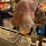 “This place has 700+ gins,” Emily Dibber said, “but they do this ridiculous pink one with candy floss.” Well, I had to go there, didn’t I? (You should’ve seen my face when the bartender pulled out a wodge of cotton candy the size of my head and then proceeded to stud it with edible flowers AND A CHUPA CHUP.) 😂🍭🥃
