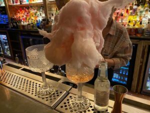 “This place has 700+ gins,” Emily Dibber said, “but they do this ridiculous pink one with candy floss.” Well, I had to go there, didn’t I? (You should’ve seen my face when the bartender pulled out a wodge of cotton candy the size of my head and then proceeded to stud it with edible flowers AND A CHUPA CHUP.) 😂🍭🥃