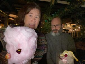 “This place has 700+ gins,” Emily Dibber said, “but they do this ridiculous pink one with candy floss.” Well, I had to go there, didn’t I? (You should’ve seen my face when the bartender pulled out a wodge of cotton candy the size of my head and then proceeded to stud it with edible flowers AND A CHUPA CHUP.) 😂🍭🥃