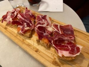 We had a private food tour tonight around the Malasaña neighbourhood of Madrid with Margit from @walkandeatspain, and it honestly felt like an evening catching up with an old friend. She took us to her favorite places for cheese, tapas, vermouth, beer, and wine, and it was all excellent. ❤️ (1/2)