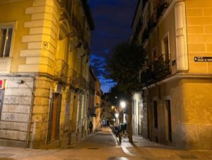 We had a private food tour tonight around the Malasaña neighbourhood of Madrid with Margit from @walkandeatspain, and it honestly felt like an evening catching up with an old friend. She took us to her favorite places for cheese, tapas, vermouth, beer, and wine, and it was all excellent. ❤️ (1/2)