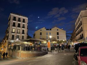 We had a private food tour tonight around the Malasaña neighbourhood of Madrid with Margit from @walkandeatspain, and it honestly felt like an evening catching up with an old friend. She took us to her favorite places for cheese, tapas, vermouth, beer, and wine, and it was all excellent. ❤️ (1/2)
