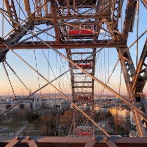 The Wiener Riesenrad (Giant Wheel) was for many years the tallest extant Ferris Wheel in the world, and featured notably in the films The Third Man, Scorpio, and (Rodd’s fave) The Living Daylights. We timed our ride perfectly for sunset! ❤️🌅🎡
