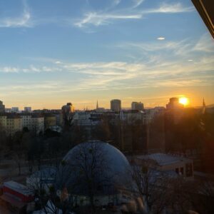 The Wiener Riesenrad (Giant Wheel) was for many years the tallest extant Ferris Wheel in the world, and featured notably in the films The Third Man, Scorpio, and (Rodd’s fave) The Living Daylights. We timed our ride perfectly for sunset! ❤️🌅🎡