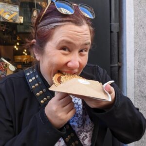 Ruining my last dinner in Amsterdam with hot, freshly made stroopwaffel. 😍🧇