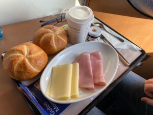 Breakfast is served on the NJ420! That means it’s time for my favorite part of the journey - sharing food photos with @_diningcar. 😂🚅