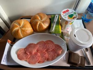 Breakfast is served on the NJ420! That means it’s time for my favorite part of the journey - sharing food photos with @_diningcar. 😂🚅