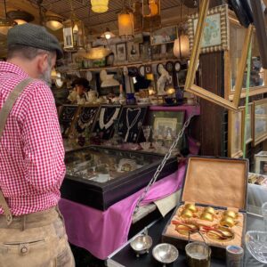 Final photo dump from today’s excursion to the “Jakobidult” Auer Dult festival in Munich. It’s like a fun fair crossed with a giant flea market. Scott had bought Lederhosen, so we joined him in wearing our Tracht. 🍻
