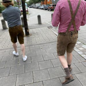 Final photo dump from today’s excursion to the “Jakobidult” Auer Dult festival in Munich. It’s like a fun fair crossed with a giant flea market. Scott had bought Lederhosen, so we joined him in wearing our Tracht. 🍻