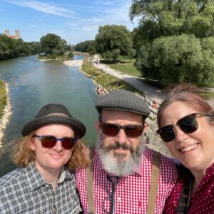 Final photo dump from today’s excursion to the “Jakobidult” Auer Dult festival in Munich. It’s like a fun fair crossed with a giant flea market. Scott had bought Lederhosen, so we joined him in wearing our Tracht. 🍻