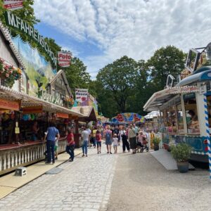 Final photo dump from today’s excursion to the “Jakobidult” Auer Dult festival in Munich. It’s like a fun fair crossed with a giant flea market. Scott had bought Lederhosen, so we joined him in wearing our Tracht. 🍻
