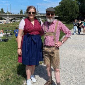 Final photo dump from today’s excursion to the “Jakobidult” Auer Dult festival in Munich. It’s like a fun fair crossed with a giant flea market. Scott had bought Lederhosen, so we joined him in wearing our Tracht. 🍻