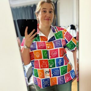Managed to piece together enough #awsdressv2 scraps to whip up a shirt! This is the Arkie top from @tessutifabrics. I left off the pockets and used some white cotton for the facing. Cute and ready for re:Invent! #awsshirt