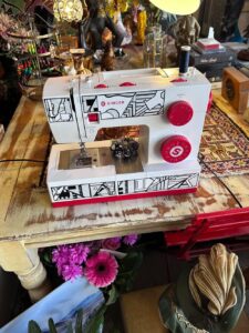 Stopped dead in my tracks (again) by the sight of a sewing machine in a shop window. How cool is this? BUT - it’s not vintage! It’s a new one aimed at cosplayers. That’s AWESOME. 🤯 https://singerco.com.au/singer-cosplay-cp6355m-sewing-machine-/