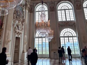 A rather grey, cold, and rainy day in Munich. We decided to check out the inside of Nymphenburg Palace to see where our pal Ludwig II was born. Then we had a very hearty and warming lunch at the palace cafe. We were delighted to pick up a copy of Miroslav Šašek’s book “München” with its charming 60’s illustrations of Bavaria! ❤️