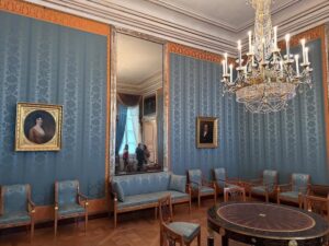 A rather grey, cold, and rainy day in Munich. We decided to check out the inside of Nymphenburg Palace to see where our pal Ludwig II was born. Then we had a very hearty and warming lunch at the palace cafe. We were delighted to pick up a copy of Miroslav Šašek’s book “München” with its charming 60’s illustrations of Bavaria! ❤️