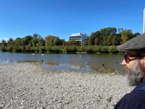 Die Sonne scheint, so we rode our bikes! 🚴‍♀️🚴☀️ 11.7km / 7.25mi along the Isar and then back via Glockenbachviertal and the Wiese. @ Munich, Germany